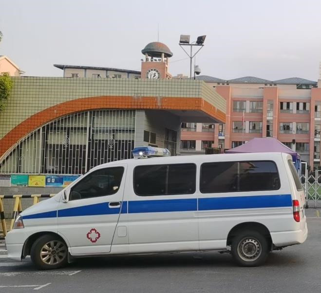 镇海救护车出租护送骨折病人一公里多少钱